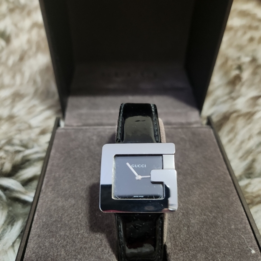 Gucci Ladies Black Face 'G' Silver Shape Black Patent Leather Strap Watch 3600L